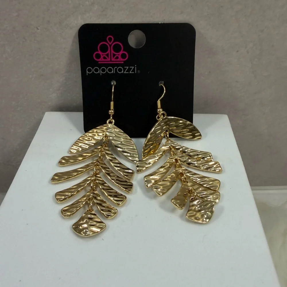🩷5/$10🩷 paparazzi Gold Layered Leaf Drop Earrings